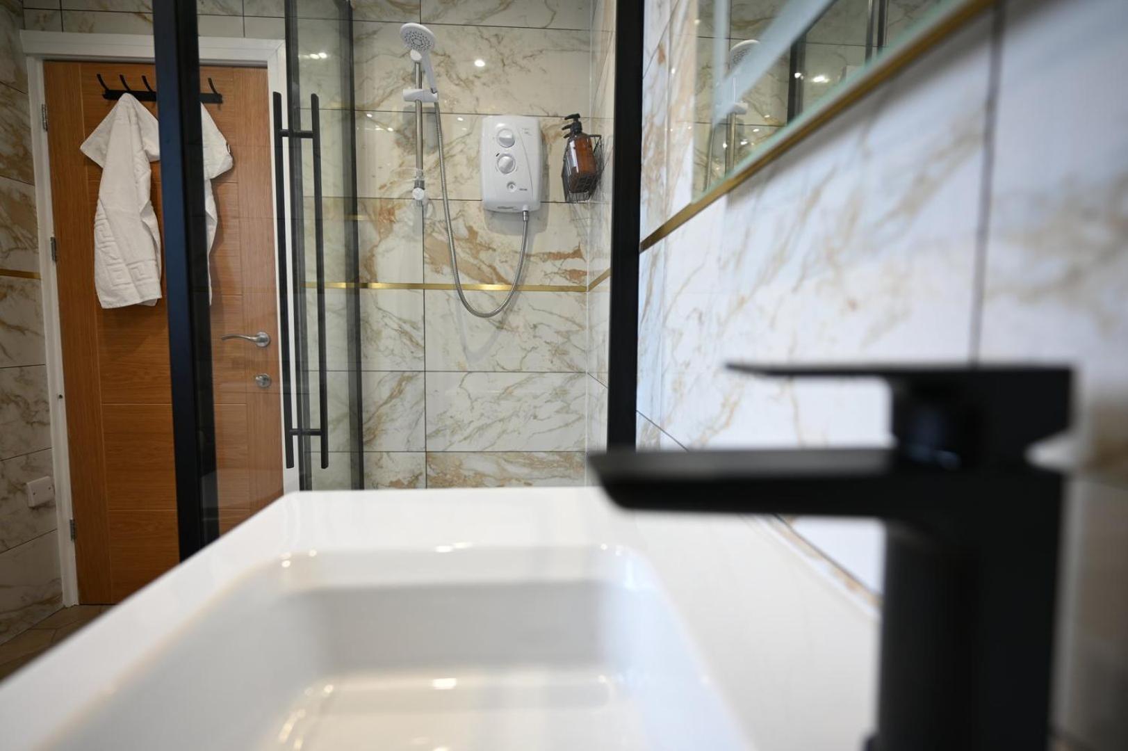 Luxury Two Bed Apartment - Cardiff City Centre Buitenkant foto